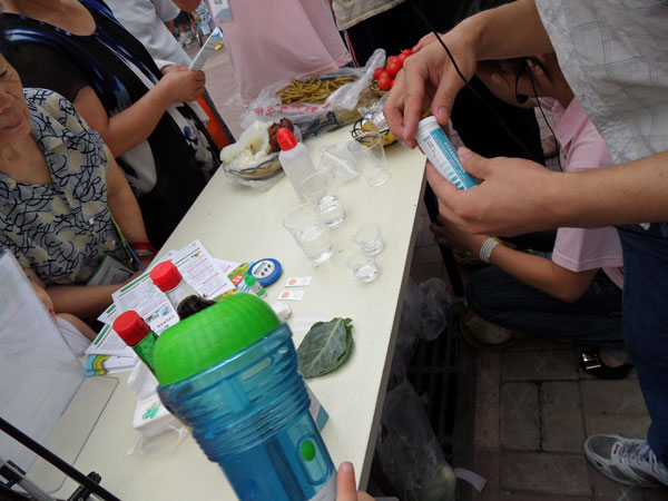 食品安全知識進(jìn)社區 快速檢測試紙引關(guān)注
