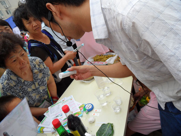 食品安全知識進(jìn)社區 快速檢測試紙引關(guān)注
