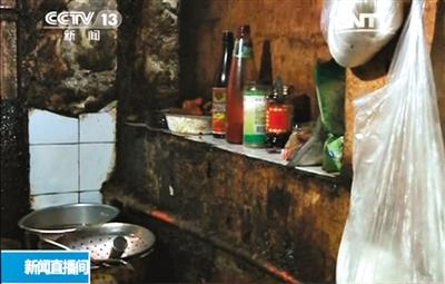 杭州：“線(xiàn)上餐館”黑作坊后廚漆黑爬蟑螂 網(wǎng)上訂餐需謹慎